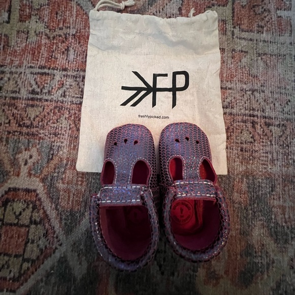 OBO. NEVER WORN. Size 4. StretchySoft sole. Unique pattern. sold out online - Picture 2 of 5